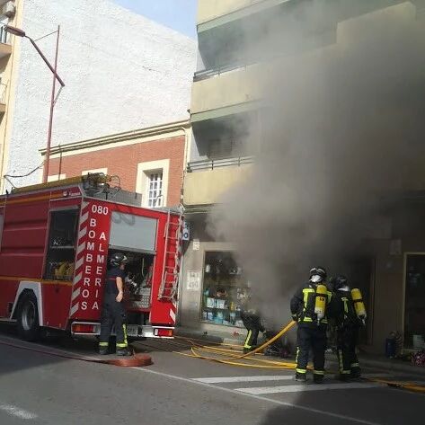 【欧浪网】百元店突然起火 原因不明但起火点附近曾有人出现