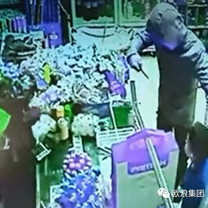 【欧浪网】劫匪持刀控制8岁小孩 华人店主交出所有现金