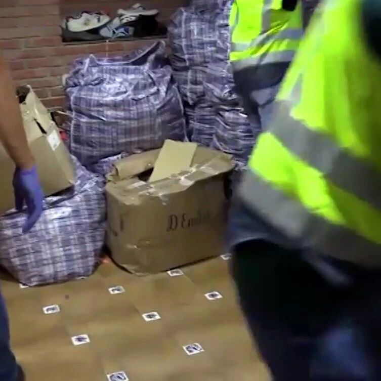 【欧浪网】特大贩毒团伙在马德里被摧毁 毒品和武器多得惊人！