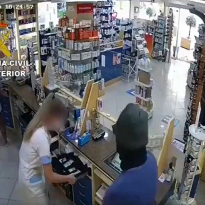 【欧浪网】警方太神速了！劫匪持枪打劫商店没出店门就被擒（视频）