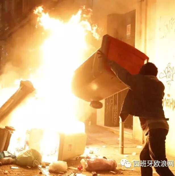 【欧浪网】黑人猝死引起暴动 警察开枪振压