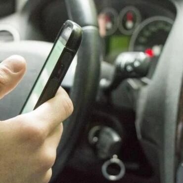 【欧浪网】注意！多个交通新法规生效  拿着手机开车可以扣6分