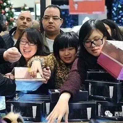 【欧浪网】多国现大量假货 专坑中国人!变态高价只卖中国人