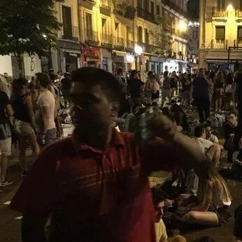 【欧浪网】警员帮忙找手机 反遭小偷同伙围攻
