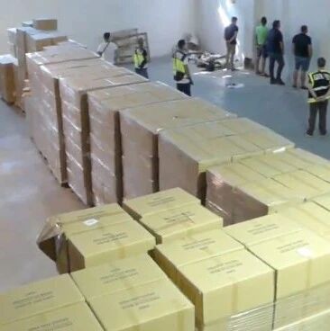 【欧浪网】逮捕五人  马德里警方在Fuenlabrada仓库区追回被盗的百万医用物资
