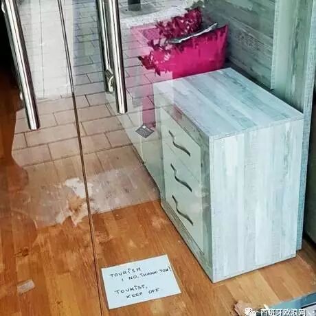 【欧浪网】反游客标语贴进商铺 旅游部门担忧游客委屈“暴走”