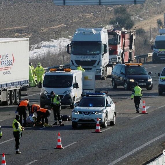 【欧浪网】 Valladolid公路惨烈交通事故  三名卡车司机救火时被撞死