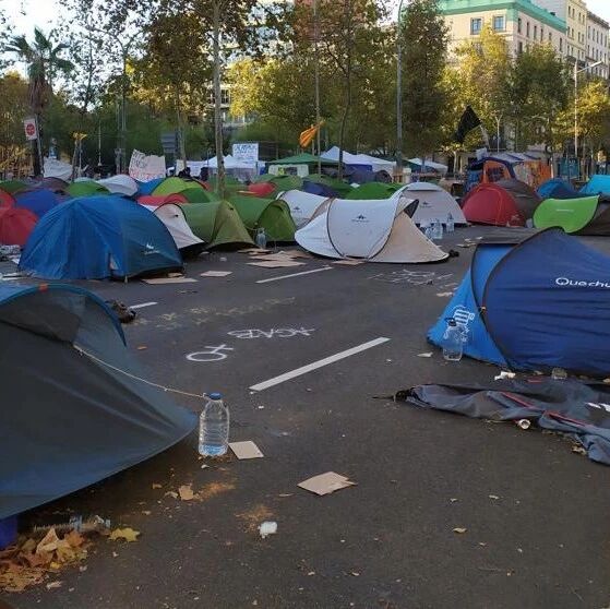 【欧浪网】被偷了四万欧元  巴塞罗那年轻人放弃扎营抗议