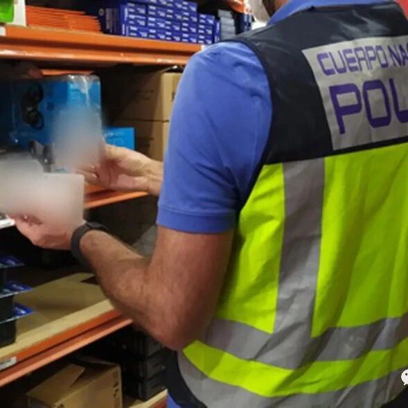 【欧浪网】西班牙警方南部城市打击冒牌货 批发店业主侵犯知识产权被捕