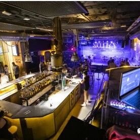 【欧浪网】年轻人结群聚会大肆庆祝 新爆发40%源自夜店和家庭聚会