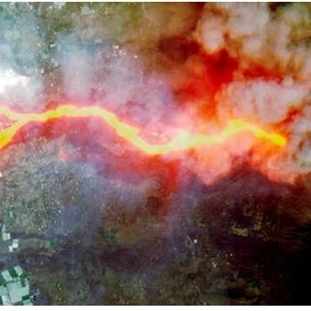 【欧浪】火山整夜喷发  熔岩流分叉流向2万人市镇  火山碎片抛到3公里外