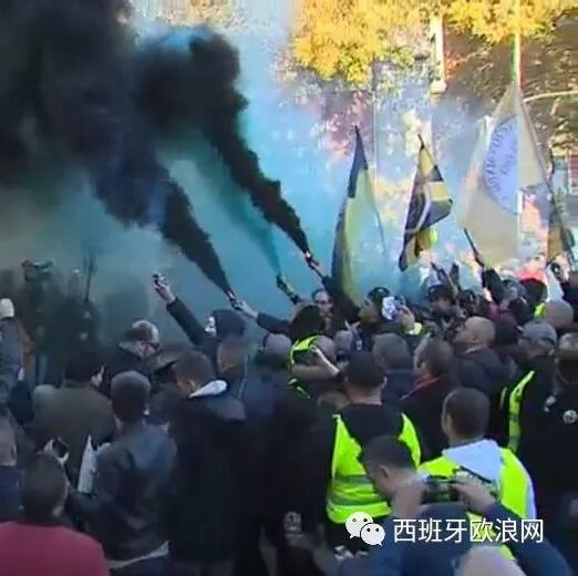 【欧浪网】 西班牙出租车大罢工 矛盾升级国会门前示威静坐