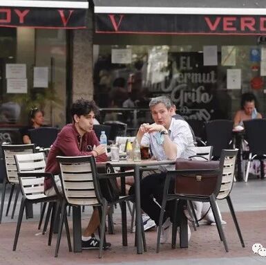 【欧浪网】马德里施行强制戴口罩第一天 媒体披露客户坐露台并无戴口罩