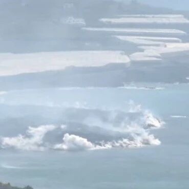 【欧浪】火山熔岩进入大海激起瓦斯蒸汽云  二氧化硫排放增加  当局呼吁居民不要出门