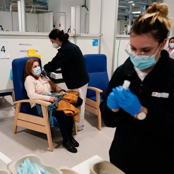 【欧浪网】西班牙日增近万例  卫生部朝令夕改  两老人接种疫苗后死亡