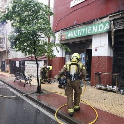 【欧浪网】Cáceres市一家百元店起火  可能是人为纵火