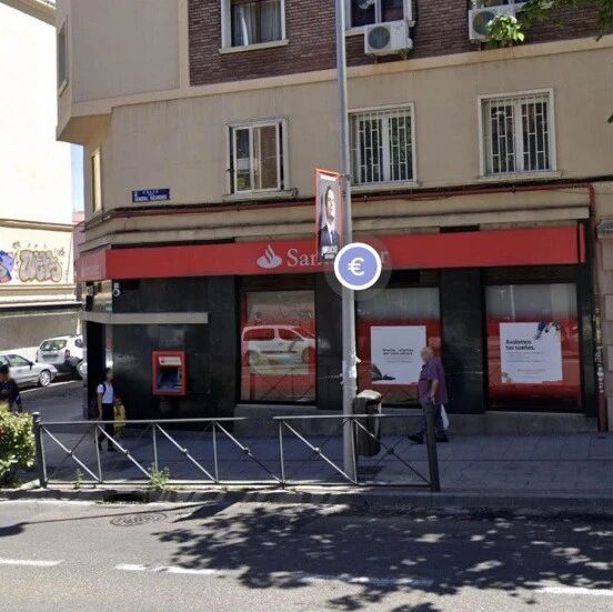 【欧浪网】明目张胆！马德里一华人女子大白天在银行ATM取钱被抢300欧