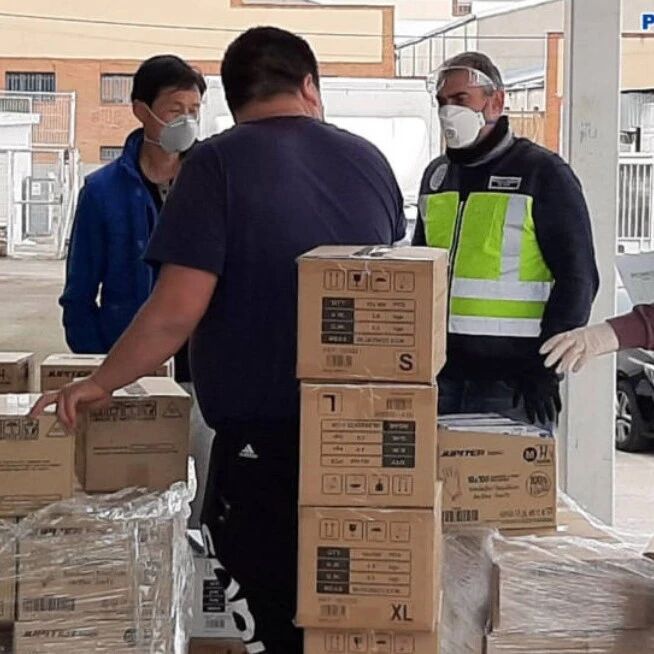 【欧浪网】警方把搜剿的大量医护用品返还给仓库区华商 竟是误会一场？