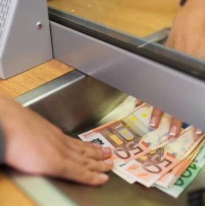 【欧浪】全国消协要求西班牙政府禁止银行柜面提款收手续费