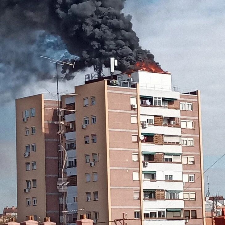 【欧浪网】马德里13层民居建筑严重火灾  楼顶烈焰熊熊