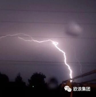 【欧浪网】43岁女子被雷击中  地区警察用除颤器将其救活