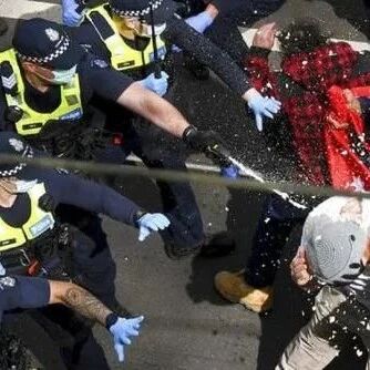 【欧浪】袭击警车、点照明弹……澳墨尔本举行反疫苗接种示威
