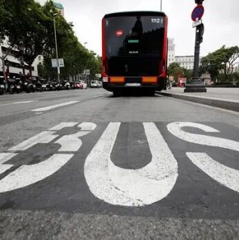 【欧浪网】巴塞罗那公交车司机被自己的公交撞死