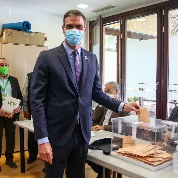 【欧浪网】马德里举行投票  首相投票时被辱骂  女权分子赤裸上体抗议