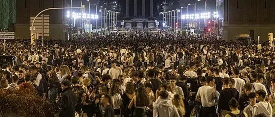 【欧浪】巴塞罗那4万人超级大聚会 流血斗殴、乘机打劫、性侵、无数公物被破坏