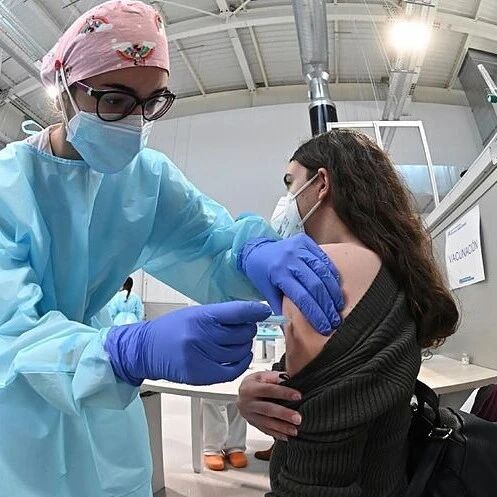 【欧浪网】马德里大医院24小时不停接种疫苗  40岁起可以自主预约接种
