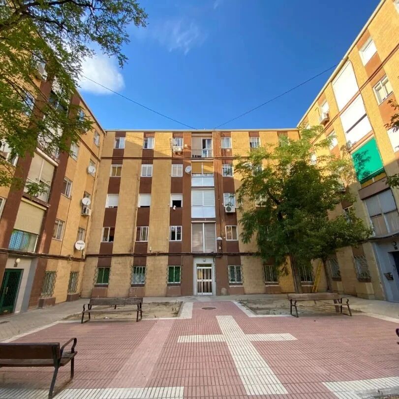 Usera地铁口百分百贷款三房一厅正南正北