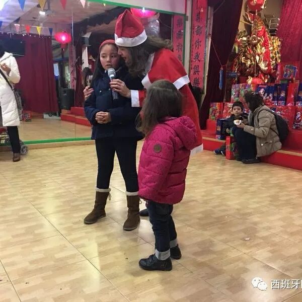 【欧浪网】华人群体日渐活跃 华人小朋友与各国小伙伴共庆圣诞