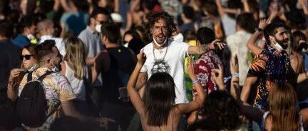 【欧浪网】危险!本月重开球赛 官员：我们就是屡屡犯错的白痴！ 西班牙日增2.1万例