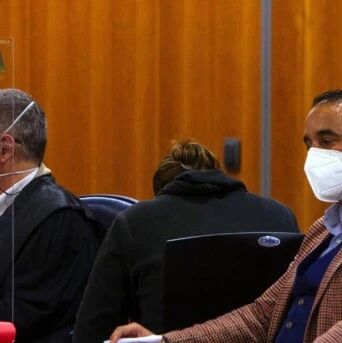 【欧浪网】一瓶牛奶一些饼干  周岁幼婴被遗弃在家一个月  活活饿死