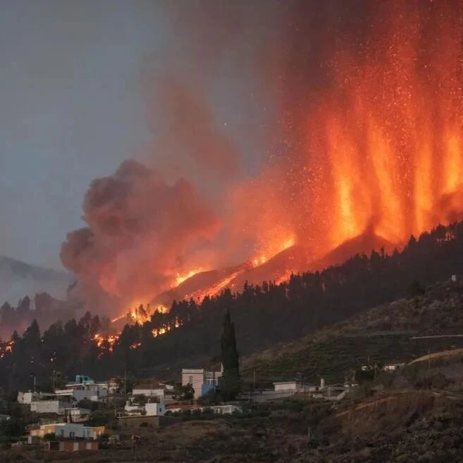 【欧浪】火山喷发加剧　西班牙小岛机场关闭