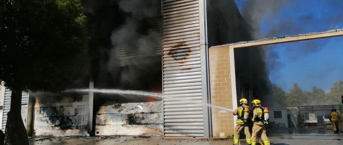 【欧浪】巴塞罗那大型百元店起火  上空出现巨大黑色烟柱