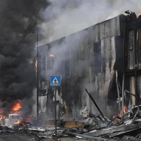 【欧浪】意大利一架飞机撞入一建筑 撞击剧烈 燃起大火