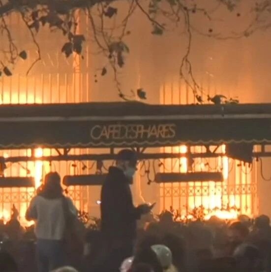 【欧浪网】法国70余城抗议“整体安全法”：示威者火烧汽车