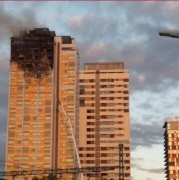 【欧浪网】马德里20层居民大楼火灾  烈火状况犹如高空点燃巨大火炬