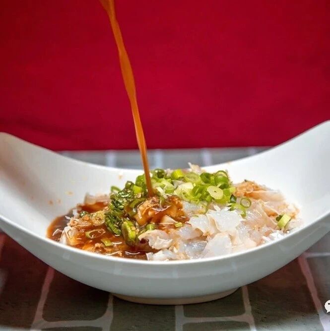 伴随一代人记忆的新雅餐厅正式推出“新雅卤味”，当日真空包装，全西班牙送达，让您立享美味！