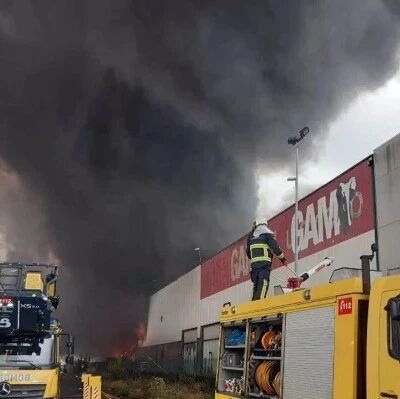 【欧浪网】华人批发仓库被烧毁 西班牙北部工业区发生重大火灾