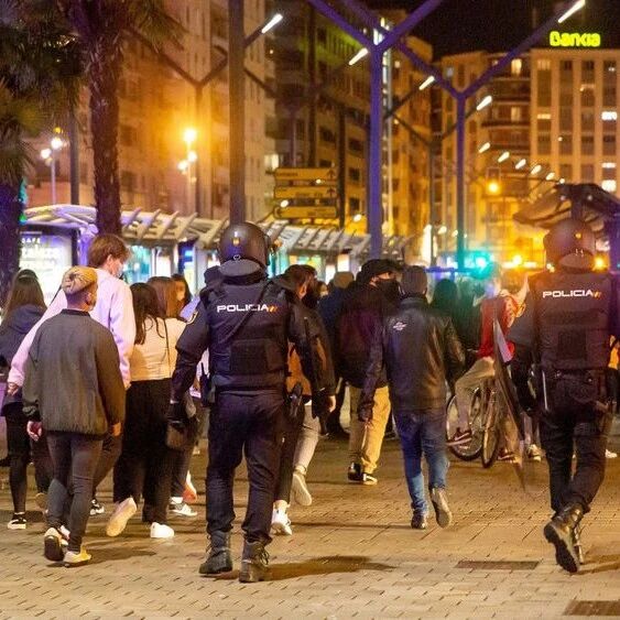 【欧浪网】西班牙警方对城市骚乱保持戒备  关注极端分子网络串联