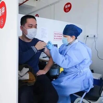 【欧浪网】台湾疫苗荒 谁选择赴大陆丶美国打针？