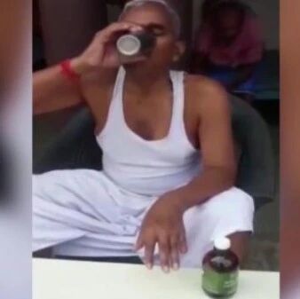 【欧浪网】印度政客声称“喝牛尿能防新冠” 发视频亲自示范