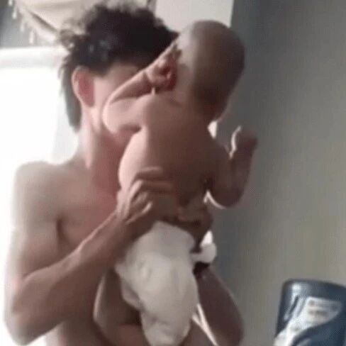 【欧浪】多部门介入“男子疑虐婴”事件：孩子没事，视频拍摄者或涉嫌违法