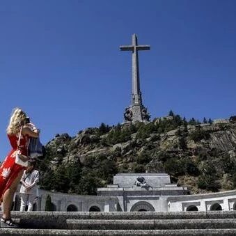 【欧浪网】政府动手挖掘独裁者残骸  让家属自己收尸