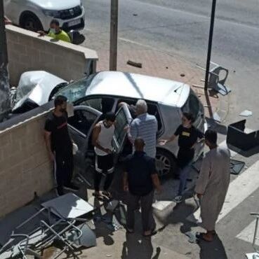 【欧浪】摩洛哥人以神秘原因高速撞向路边餐台  致两人死亡