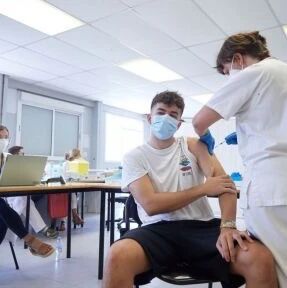 【欧浪】西班牙日增3200例  发病率降至一年来最低  疫苗接种将持续到10月份