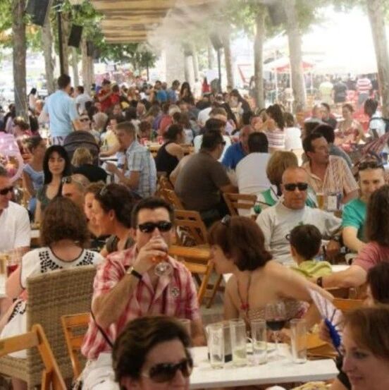 【欧浪网】疫情安全营业测试  巴塞罗那举办2000人就餐试验