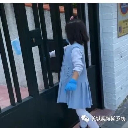 4岁华人女孩给邻居送口罩引争议